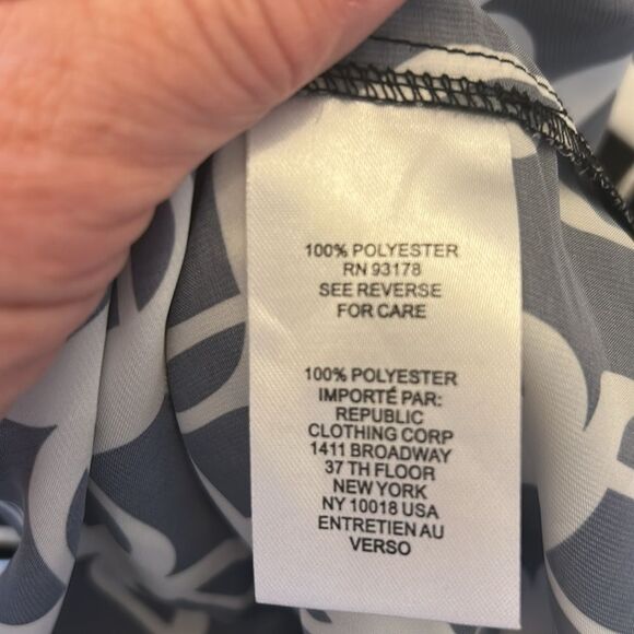 T Tahari Black and White Geometric Long sleeve blouse Size M New - Picture 11 of 11